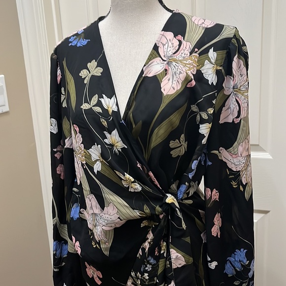 Midi wrap dress flowy with ruffled tulip hem. Night out. Belted on side - Picture 4 of 8